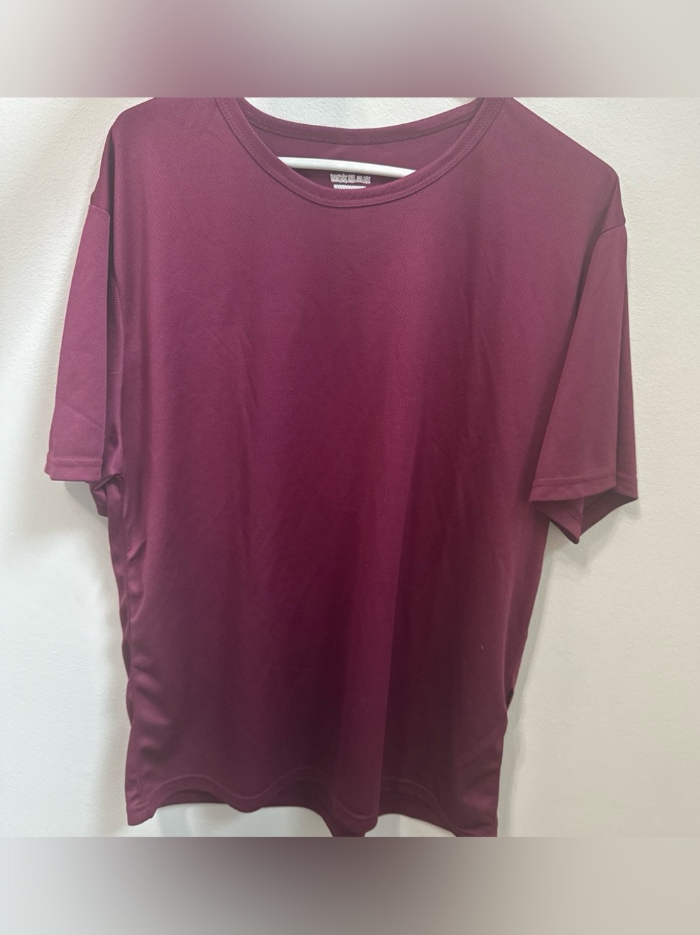 Men's mesh workout shirt Short Sleeve Crew Neck Tee in Burgundy